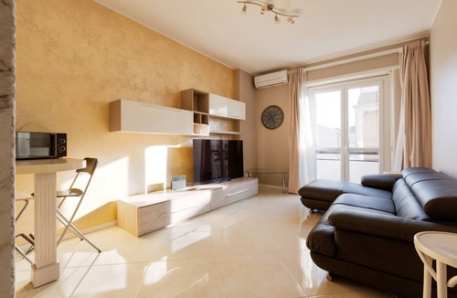 Niguarda Apartment | GuestHost - Bright and cozy 50 sqm apartment, capable of accommodating up to 4 people, located on the fifth floor of a building with an elevator. The accommodation is situated a 15-minute walk from Niguarda Hospital and just a few minutes' walk from Mila