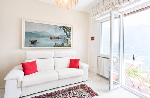 Cernobbio Apartment | GuestHost - Bright and welcoming studio apartment located in Cernobbio in an elevated position, in a hilly and residential area of the village! The apartment boasts a truly superb lake view: you can admire a unique panorama, which ranges from the swimmin