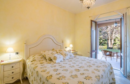 Civenna Apartment | GuestHost - Charming 80 sqm apartment with independent entrance in a large residence surrounded by greenery (steps to access the structure). The accommodation is located on the ground floor of a villa and can host up to 4 people. It offers an enchanting