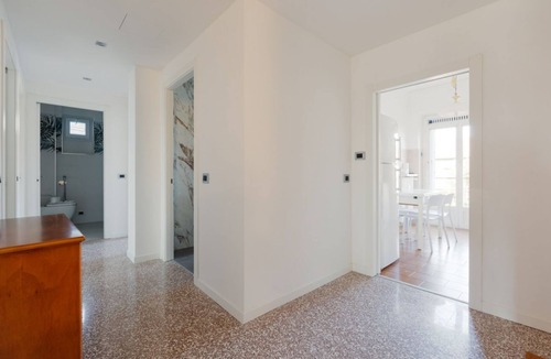 Lambrate Apartment | GuestHost - Comfortable 100sqm flat located on the fourth floor (with lift), equipped with kitchen, living area, two bathrooms and two bedrooms that can accommodate up to 4 people. A short walk from Lambrate and Udine stations, it is conveniently located