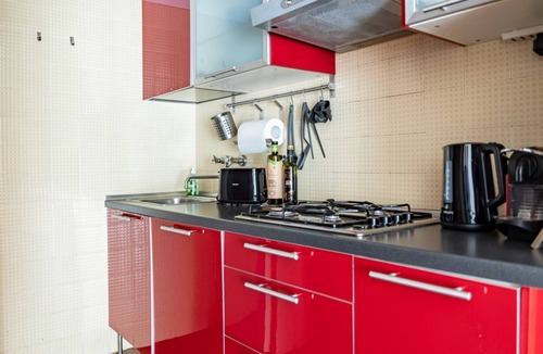 Corno Apartment | GuestHost - Cozy 80 sqm apartment located on the first floor of a building with a lift, ideal for hosting up to 6 people.Located in Garda, the accommodation boasts a strategic position: the beach is just a 2-minute walk away, while the city center can be