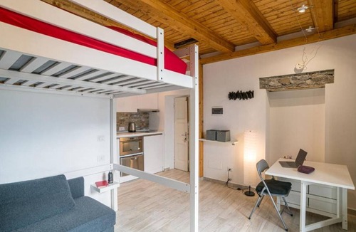 Nesso Apartment | GuestHost - Directly overlooking the lake, this charming, recently renovated studio apartment offers an incomparable view of one of the ancient bridges of the picturesque medieval village of Nesso. Immersed in an atmosphere of tranquillity and authentici