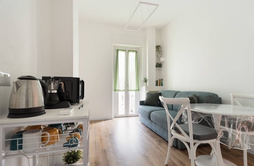 Zona Padova Apartment | GuestHost - Nice 37m2 apartment, located on the fourth floor of a building WITHOUT a lift (steps to access) and can accommodate up to 4 people.The accommodation is located in a strategic position equipped with the main services: restaurants, bars, superm