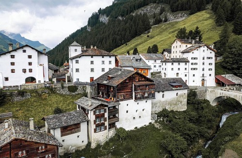 Spluegen Apartment | Historisches Teiler-Haus, (Splügen), by Interhome