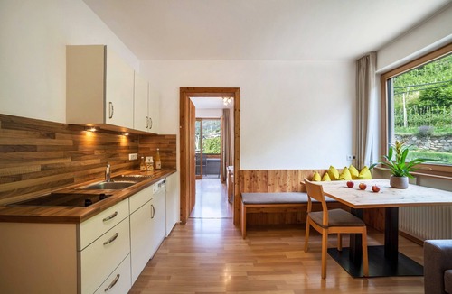 Laces Apartment | Holiday Apartment "Langstein Sonnenblume" with Mountain View, Balcony and Wi-Fi