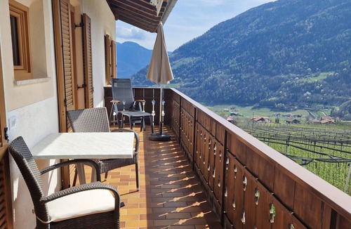 Lagundo Apartment | Holiday Apartment 'Rasnerhof Ferienwohnung Zielspitz' with Moutain View, Balcony & Wi-Fi