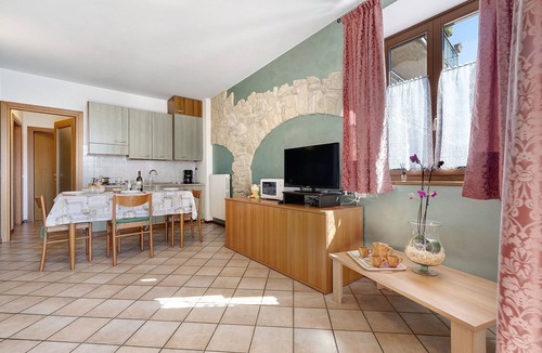 Gardola Apartment | Holiday Apartment 'Rustico Spagnol 3' with Lake View, Pool and Wi-Fi