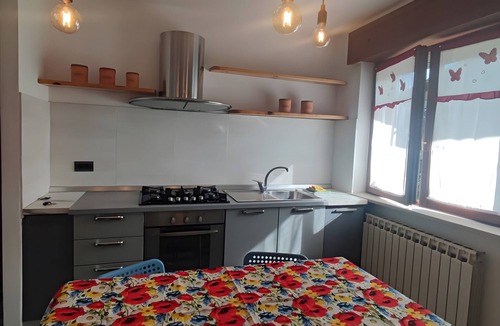 Serina House | Holiday Home 'Alben Apartment' with Mountain View and Shared Garden
