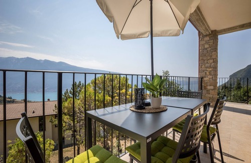 Aer House | Holiday Home Casa Panoramica with Lake View, Shared Pool Open May 15–Oct 15, WIFI