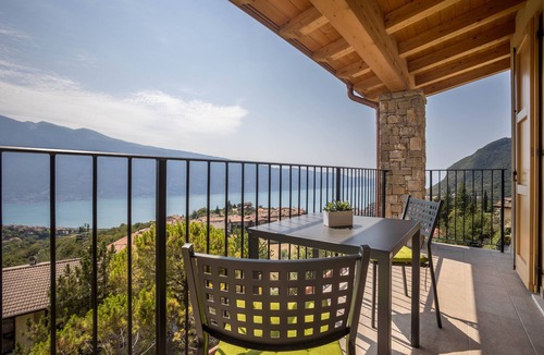 Aer House | Holiday Home Casa Panoramica with Lake View, Shared Pool Open May 15–Oct 15, WIFI