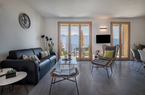 Aer House | Holiday Home Casa Panoramica with Lake View, Shared Pool Open May 15–Oct 15, WIFI