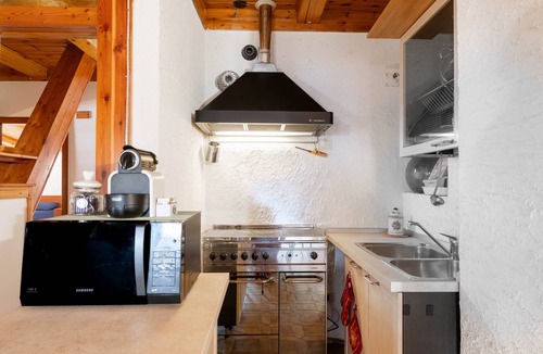 Roncone House | Holiday Home 'La Casa Di Nonno Giulio' with Mountain View and Wi-Fi