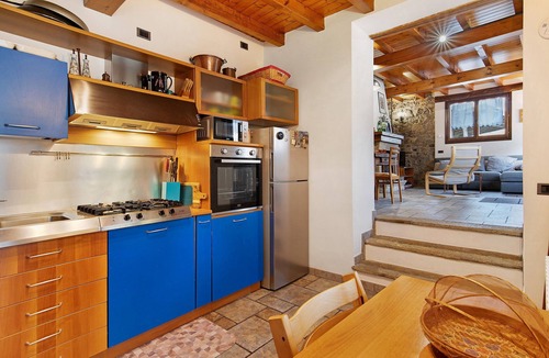 Dizzasco House | Holiday Home 'Tra Lago e Monti' near Argegno with Lake View, Private Terrace & Parking
