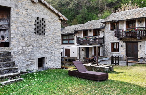 Dizzasco House | Holiday Home 'Tra Lago e Monti' near Argegno with Lake View, Private Terrace & Parking