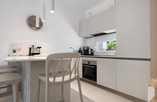 Laveno Apartment | Holiday Home 'Unit D' by the Lake with Large Garden, Wi-Fi and Air Conditioning