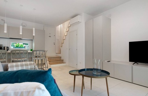 Laveno Apartment | Holiday Home 'Unit D' by the Lake with Large Garden, Wi-Fi and Air Conditioning