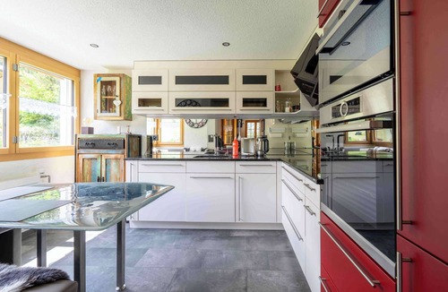 Schwenden Condo | Hot Tub Chalet with BBQ netx to Gondola, Nature and near Spiez