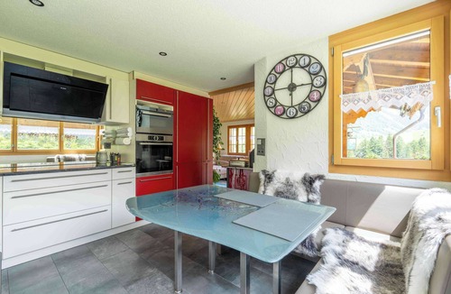 Schwenden Condo | Hot Tub Chalet with BBQ netx to Gondola, Nature and near Spiez