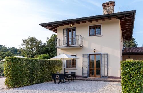 Lonato del Garda Apartment | Il Casale Lonato, Oasi di Piacere Immersa nel Verde con Piscina - by HOST4U
