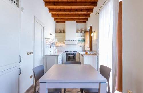 Lonato del Garda Apartment | Il Casale Lonato, Oasi di Piacere Immersa nel Verde con Piscina - by HOST4U