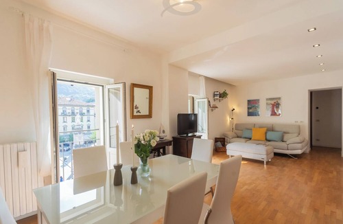 Como City Centre Apartment | Linda Apartment 3 - Two Bedroom Apartment, Sleeps 4