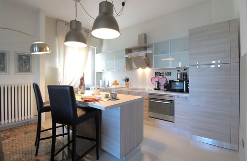 Desenzano del Garda Apartment | Lovely apartment with hot tub, sauna, A/C, WIFI, TV, terrace and pets allowed, close to Sirmione