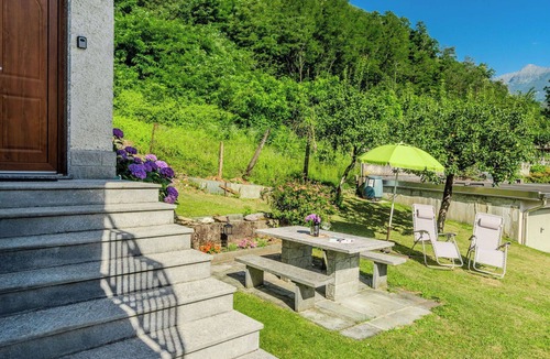 Samolaco Apartment | Lovely apartment for 6 people with WIFI, TV, patio and pets allowed
