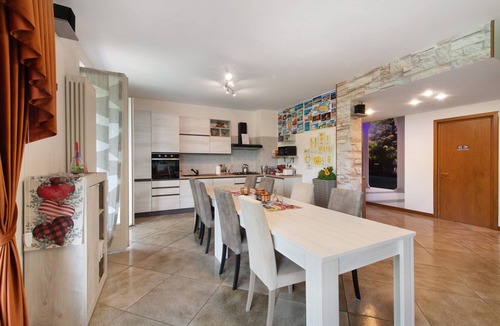 Merone Apartment | Lukas Home – Apartment for 6 Guests with Game Room, Near the Lake