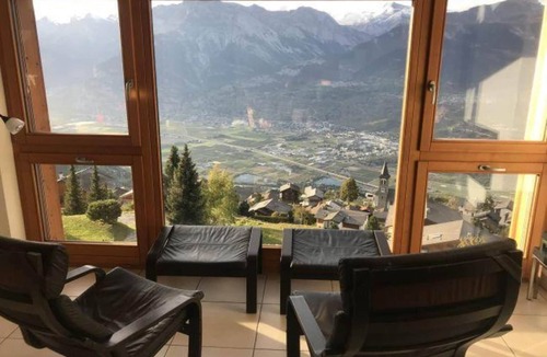 Veysonnaz Apartment | Modern apartment with balcony, ski access
