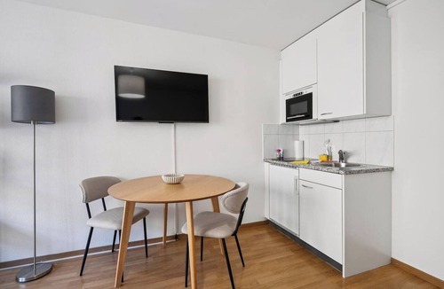 District 6 Apartment | Modern City Studio | Walk Everywhere - Crown 47