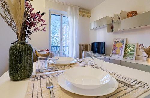 Lorenteggio Apartment | Moderno e accogliente Bilocale Metro 4 Frattini con aria condizionata e 15 minutes to city center