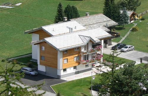 Saas Grund Apartment | Mountain Stay with Balcony