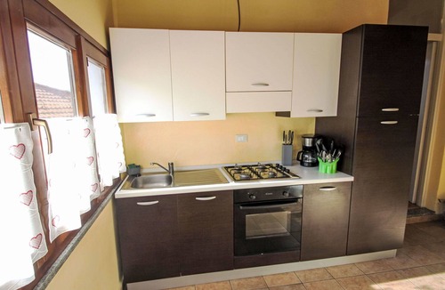 Porto Valtravaglia Apartment | Nice apartment for 4 people with TV and pets allowed