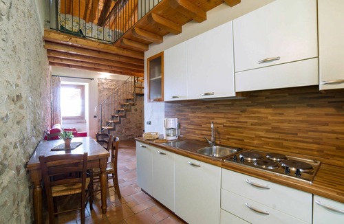 Pulciano Apartment | Nice apartment for 4 people with pool, WIFI, A/C, TV, patio and pets allowed