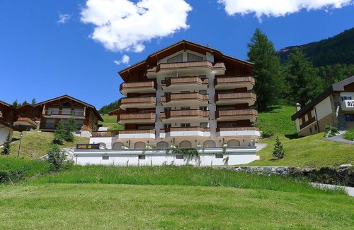 Leukerbad Apartment | Nice apartment for 4 guests with hot tub, WIFI, TV and balcony