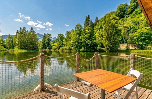 Zweisimmen House | Overwater Tiny House | Shared Bath near Gstaad