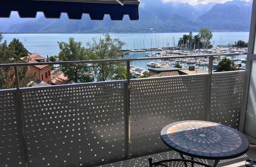Montreux Apartment | ! Panoramic Lake views & close to all lakeside walk/bus next door !