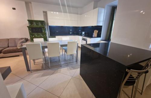 Tirano House | Parravicini Family Suite 3 Bedrooms - By the River & 5 min to Bernina Station