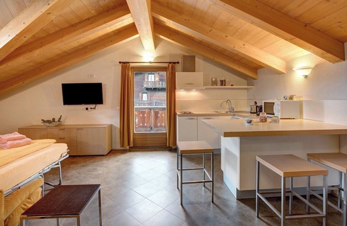 Valtellina Apartment | Pet-Friendly Apartment "Castagne Baitel li Pigna" with Mountain View