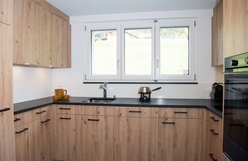 Lenz Ski Chalet | Quiet house with garden and mountain view