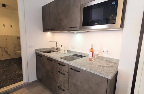 Old Town Apartment | Regarda - Baur Suite 1 design apartment in the centre of Bardolino