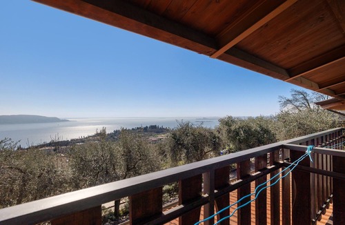 Gaino Apartment | Room 'Camera Familiare Classic' with Lake View, Shared Garden and Wi-Fi