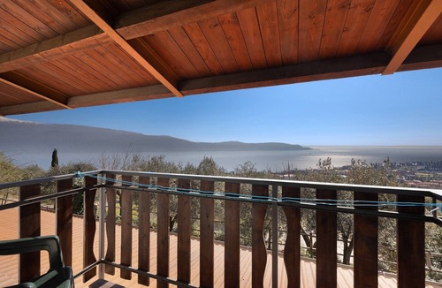 Gaino Apartment | Room 'Camera Familiare Classic' with Lake View, Shared Garden and Wi-Fi