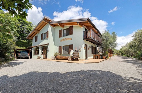 Gaino Apartment | Room 'Camera Familiare Classic' with Lake View, Shared Garden and Wi-Fi