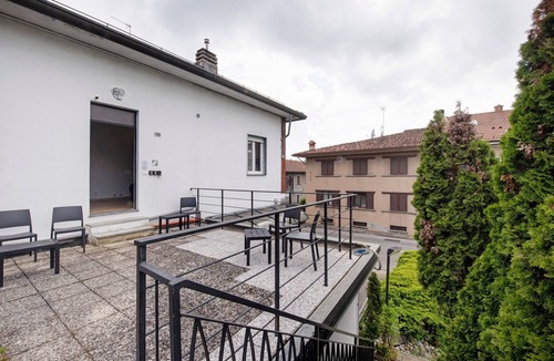Alzate Brianza Apartment | Room 'Rossa' with Shared Terrace and Wi-Fi