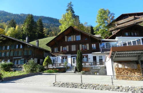 Zweisimmen Apartment | Studio Poli Studio, Dusche oder Bad, WC 2-Bettwohnung by Interhome