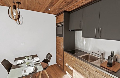 Noes Apartment | Studio rénové et chaleureux en plein centre