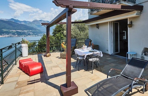 Naggio Apartment | Stunning lake view terrace in a medieval village