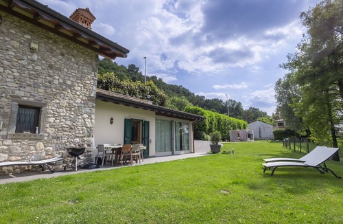 Paratico Villa | Stunning private villa for 6 guests with private pool, WIFI, A/C, TV, patio and pets allowed