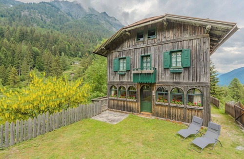 Ragoli House | Stunning private villa for 4 people with TV, patio and panoramic view